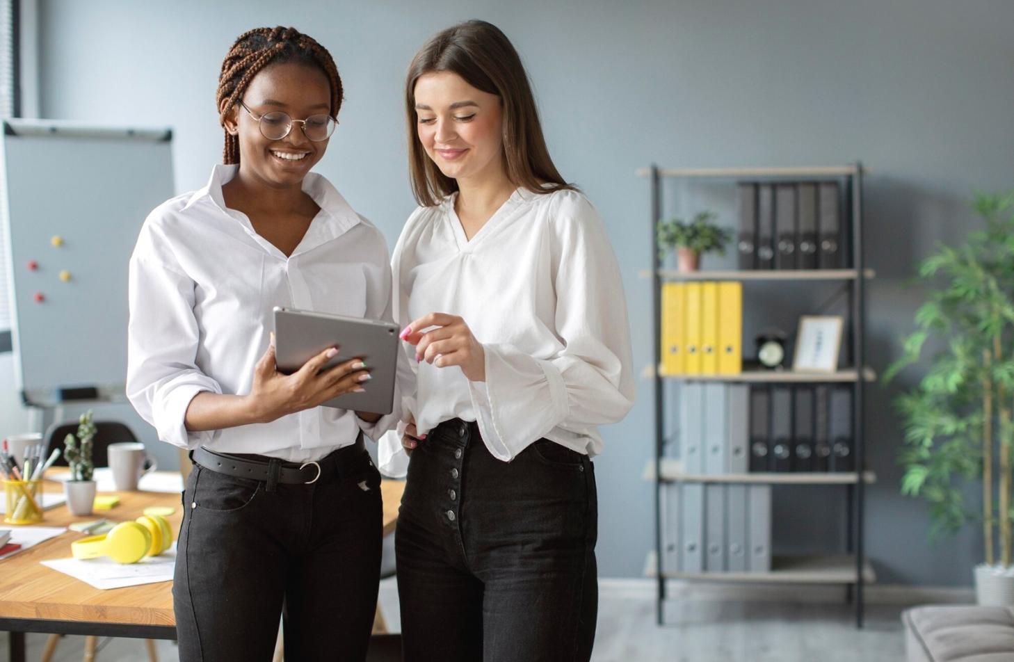 Equipo de rivathenlo trabajando en análisis financiero