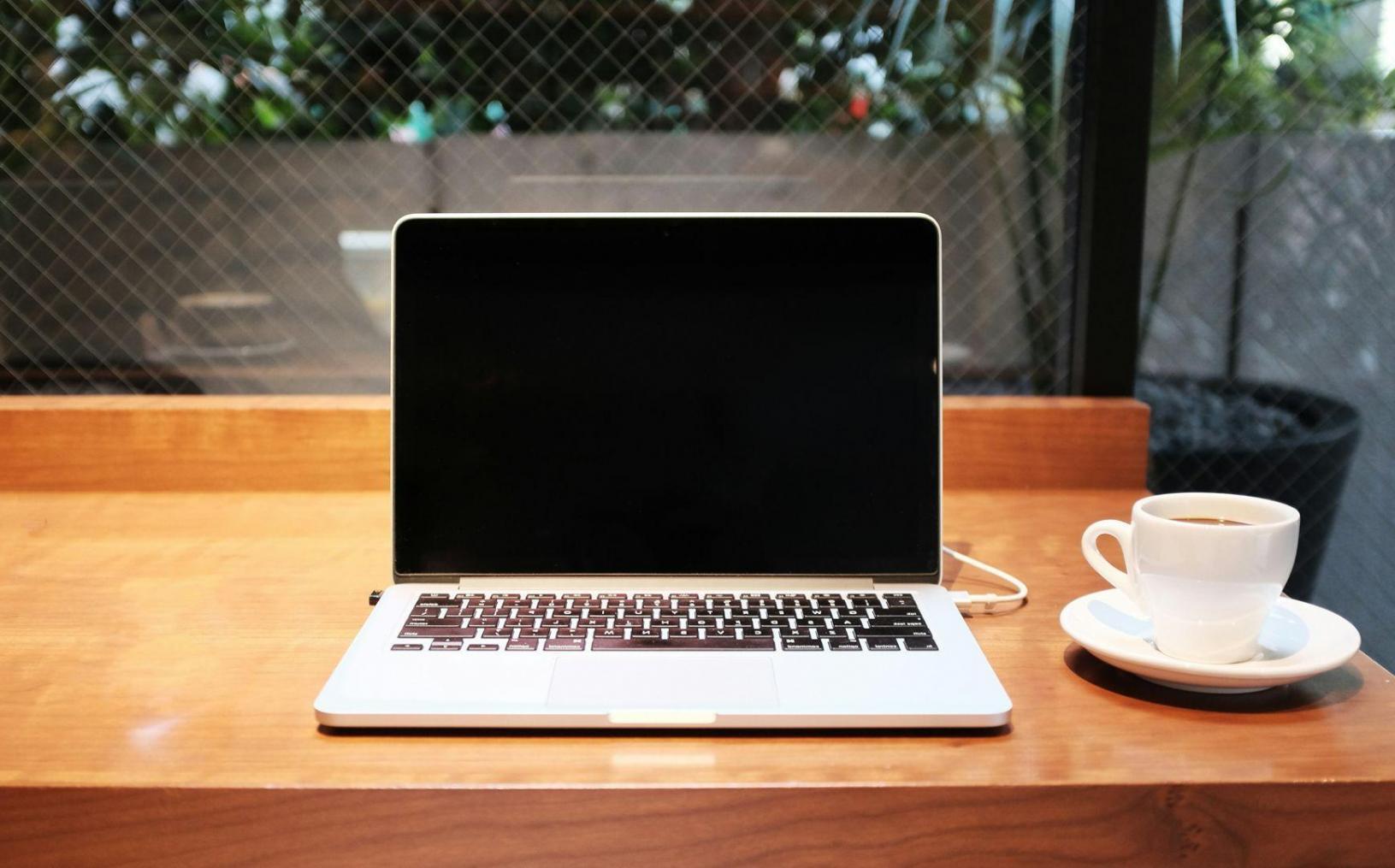 Área de reuniones equipada para presentaciones y sesiones de planificación