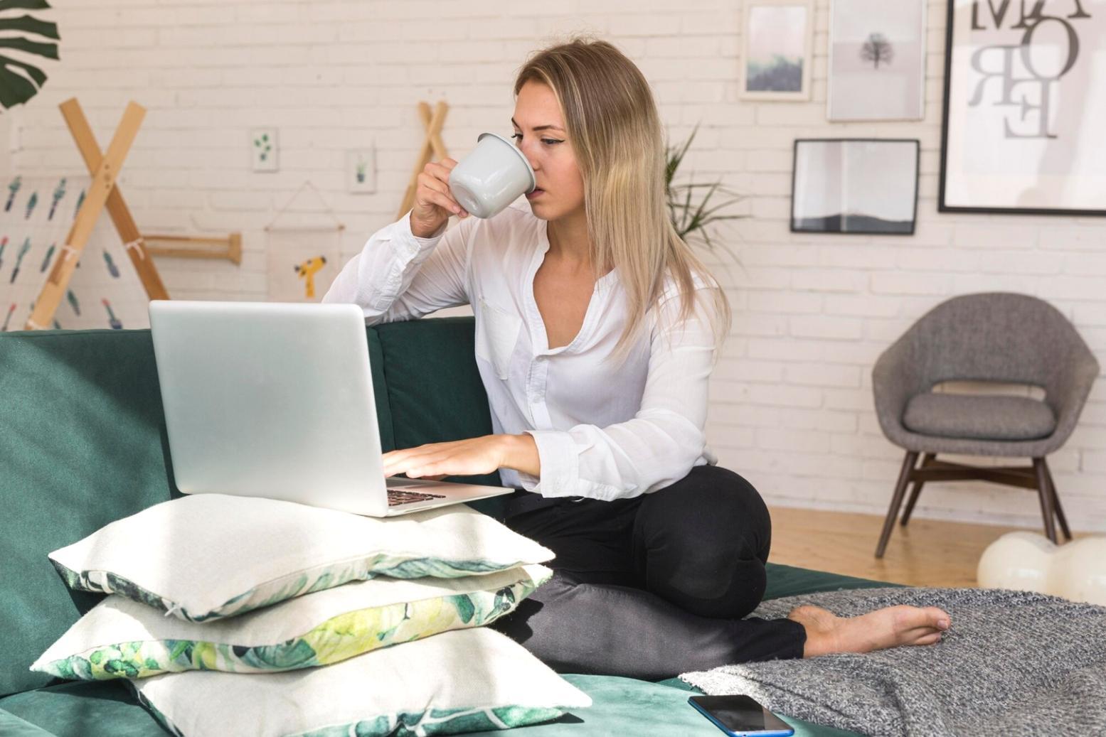 Entorno profesional con equipamiento tecnológico para planes de negocio